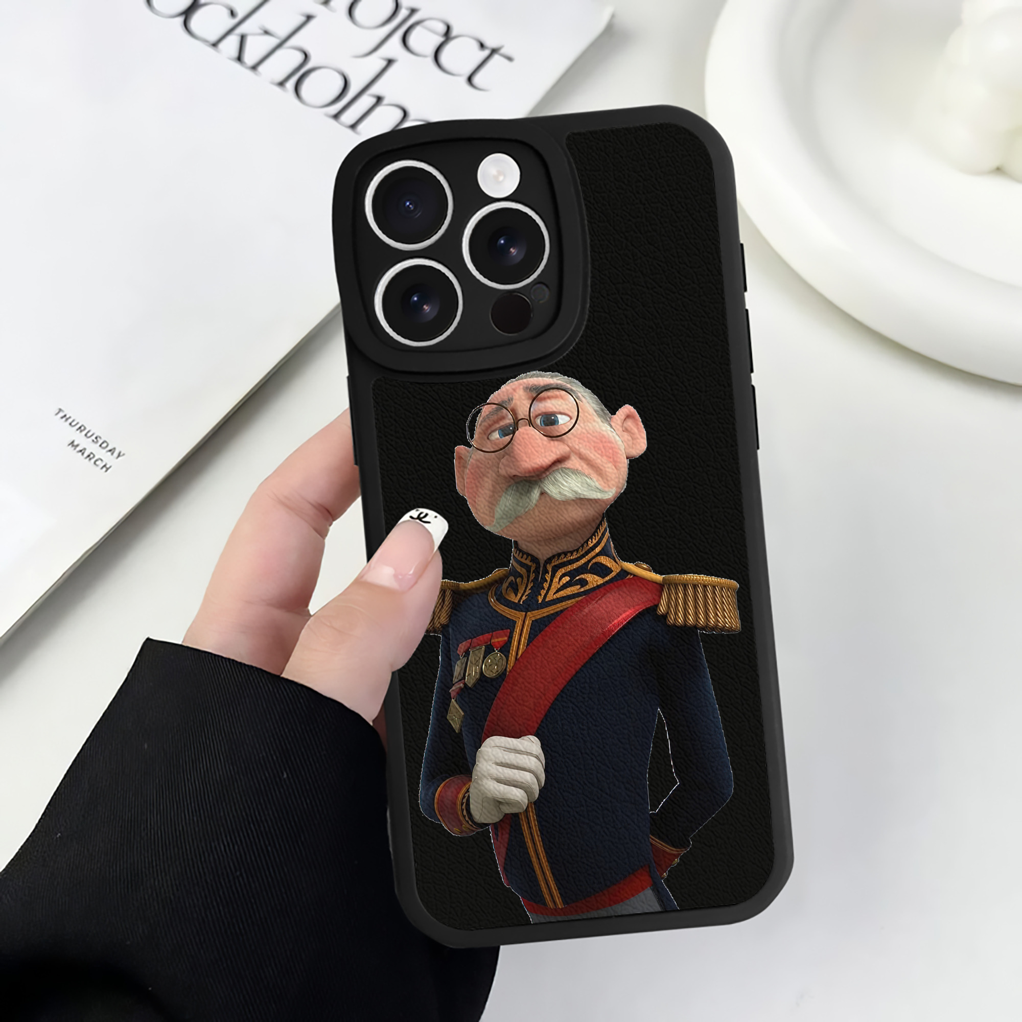 （画像用） アナと雪の女王 アンナ エルサ Frozen Anna Elsa 【iPhone 16シリーズ対応】シリコンスマホケース（レザー調） 材質：シリコン
